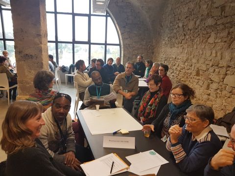 Un atelier entre pairs autour d'une table